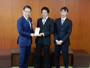 写真:ジャパンマリンユナイテッド津職長会・津班長会及びJFEエンジニアリング津役職会からの寄附贈呈式