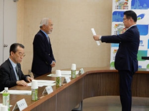 写真：津市特別職報酬等審議会委員委嘱式1