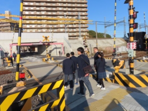 写真：大谷踏切道を渡る様子