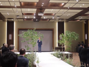 写真：「三重の間」オープニングレセプションパーティー挨拶の様子