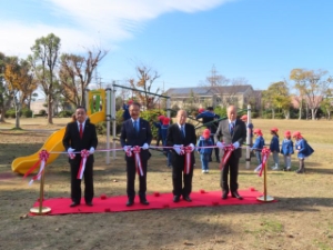 写真:遊具寄附贈呈式の様子2