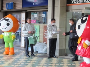 写真：「人権週間」街頭啓発活動の様子1