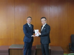 写真：フィリップモリスジャパン合同会社からの寄附贈呈式
