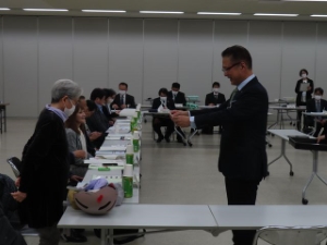 写真：津市介護保険事業等検討委員会委員委嘱式 委嘱状交付