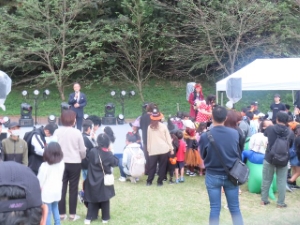 写真:げいのうハロウィン 挨拶(芸濃庁舎)