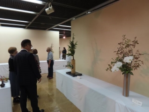 写真:津市民文化祭 諸流いけばな展 鑑賞