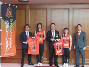 写真:ヴィアティン三重 バレーボールチーム 来訪