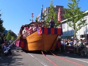 写真：和船山車「安濃津丸」稲村亜美さん一日船長櫂引き渡し式1