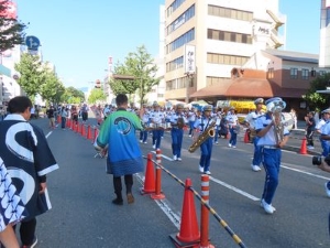 写真：津まつりパレードの様子1