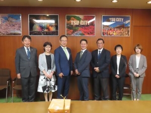 写真：上富良野町 佐藤雅喜副町長、山内智晴町民生活課長 来訪