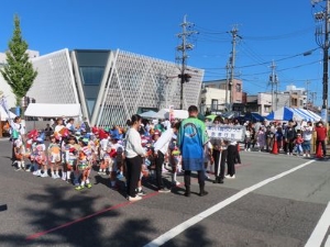 写真：津まつりパレードの様子2