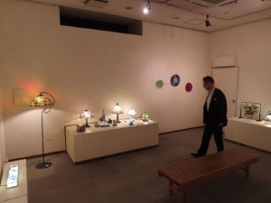 写真:ステンドグラス秋のグループ展11 鑑賞