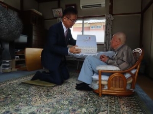 写真:市内男性最高齢者訪問