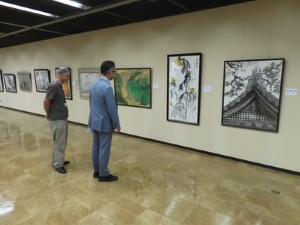 写真:第11回芳墨会合同水墨画展 鑑賞