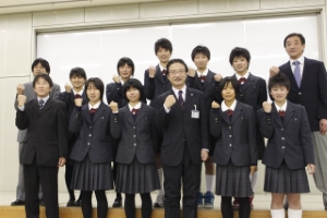 写真：津商業高等学校 陸上部女子・バレーボール部女子全国大会出場挨拶