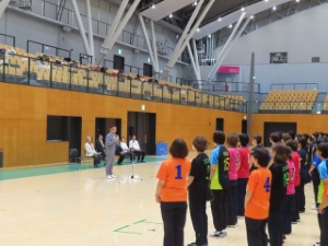 写真:第1回ハッピー50大会「地区別対抗戦」(ママさんバレー)挨拶
