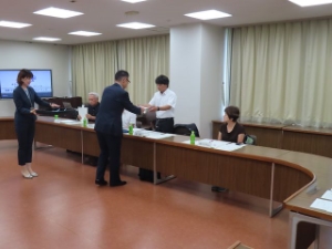 写真:津市ケーブルテレビ放送番組審議会委員委嘱式 委嘱状交付