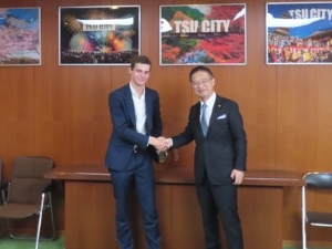 写真:在京都フランス総領事館インターンシップ生 バティスト・ヴォキエさん 来訪