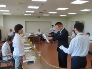 写真:津市スポーツ推進審議会委員委嘱式 委嘱状交付