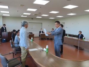 写真:津市災害弔慰金等支給審査委員会委員委嘱式 委嘱状交付