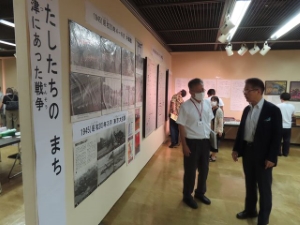 写真:第36回津平和のための戦争展 鑑賞