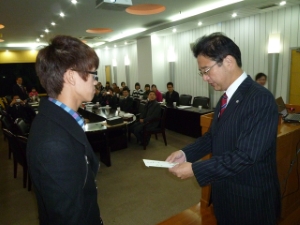 写真：東日本大震災における江蘇大学学生からの義援金の受け渡し式1