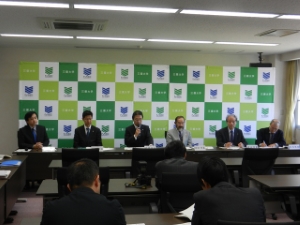 写真：「再生可能エネルギーを活用した三重大学スマートキャンパス（MIESC）実証事業」の取組に関する記者会見