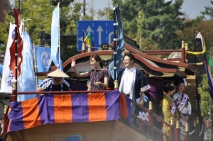 写真：和船山車　水川あさみさん一日船長櫂引渡し式