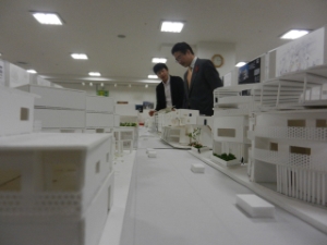 写真：三重大学工学部建築学科3年生による建築作品展　津市の中心商店街の将来像の提案