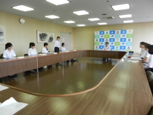 写真：「平成23年度インターンシップ実習生」と市長との懇談