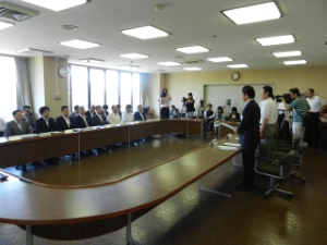 写真:津波発生時における緊急避難場所としての一時使用に関する協定調印式