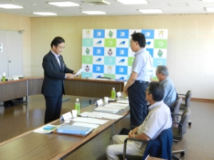 写真:行革推進委員会委員委嘱状交付式