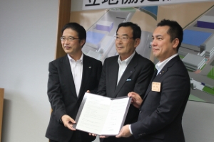写真：倉敷紡績株式会社との立地協定調印式2