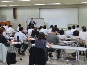 写真:令和6年度「新任担当副主幹級研修」講話の様子1