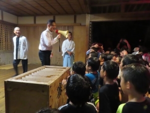 写真：津市指定無形民俗文化財「ざるやぶり」での様子1