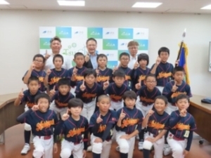 写真:第38回全日本小学生男子ソフトボール大会 出場選手 来訪