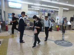 写真：第74回「社会を明るくする運動」駅頭広報活動