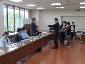 写真:津市健康づくり推進懇話会委員委嘱状交付式 委嘱状交付