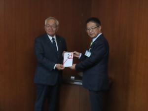 写真：吉村哲夫さんと市長