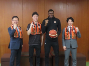 写真:中西康介ゼネラルマネージャー、溝口秀人選手、フィリップ・アブ選手と市長