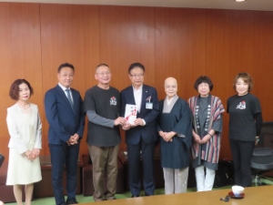 写真:寄附贈呈式