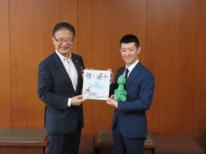 写真:渡邊雄斗選手と市長