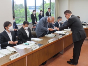 写真:津市地域公共交通活性化協議会委員委嘱式1