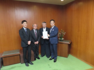 写真:寺家光弘会長、岡本恒事務局長、 三藤友喜理事 来訪