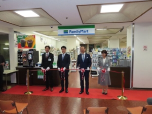 写真: 開店セレモニー テープカット