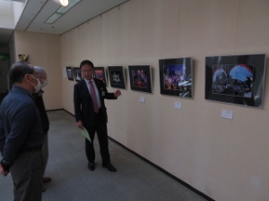 写真:写真集団友光会 第47回写真展 鑑賞の様子