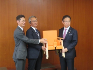 写真:株式会社ミエライスからの寄附贈呈式の様子