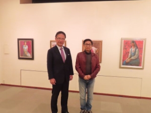 写真:家族が選んだ藤本義朋70年の作品展 鑑賞の様子