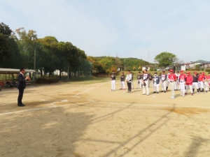 写真:西郊地区ソフトボール愛好会トーナメント大会 挨拶の様子