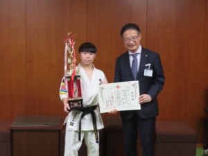 写真:服部匠真選手 準優勝報告の様子